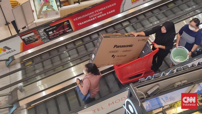 Transmart Full Day Sale sangat ditunggu masyarakat yang mau memborong barang-barang elektronik, termasuk TV hingga air conditioner (AC).