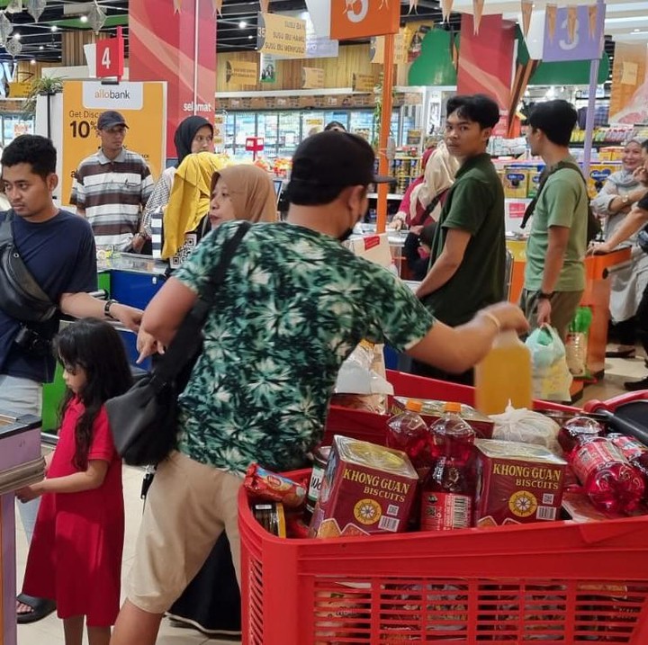 <p>Transmart kembali mengadakan promo besar-besaran, Bunda. Bertajuk Full Day Sale alias diskon seharian. Promo ini berlaku di seluruh gerai Transmart 15 April 2023 selama 15 jam dari pukul 10.00-24.00, lho. (Foto: TRANSMART) <br /><br /><br /></p>