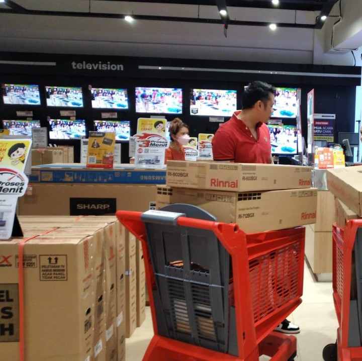 <p>Banjir promo Transmart bisa dinikmati konsumen untuk berbagai kategori barang. Mulai dari barang elektronik hingga keperluan lebaran, semua dibandrol dengan harga miring. (Foto: TRANSMART) <br /><br /><br /></p>
