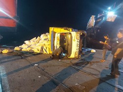 Truk Muat Udang Asin Terguling Saat Keluar Kapal di Gilimanuk