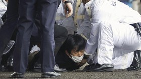 FOTO: PM Jepang Fumio Kishida Diserang Bom Asap di Pelabuhan