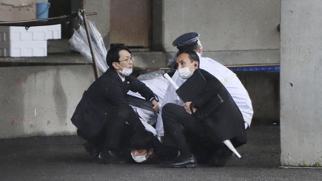Terdengar ledakan disertai asap putih ketika PM Jepang Fumio Kishida akan berpidato di kompleks pelabuhan Wakayama, Sabtu (15/4).