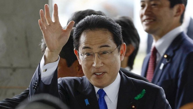 PM Jepang Fumio Kishida memastikan kondisinya baik-baik saja usai insiden serangan bom asap di tempat ia kampanye.