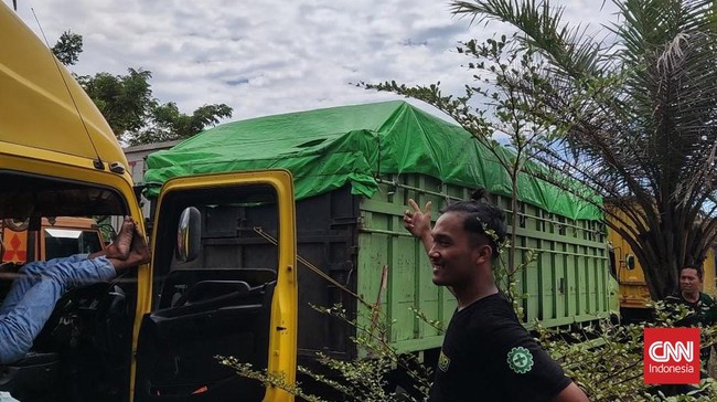 Nahas menimpa Lutfi. Sopir truk itu terjebak macet belasan jam imbas antrean masuk Pelabuhan Ciwandan. Muatan minuman bersoda pun dirampok bajing loncat.