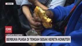 VIDEO: Berbuka Puasa di Tengah Sesak Kereta Komuter