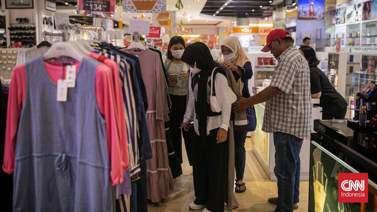 FOTO: Masyarakat Berburu Diskon di Transmart Full Day Sale