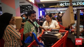 FOTO: Masyarakat Berburu Diskon di Transmart Full Day Sale