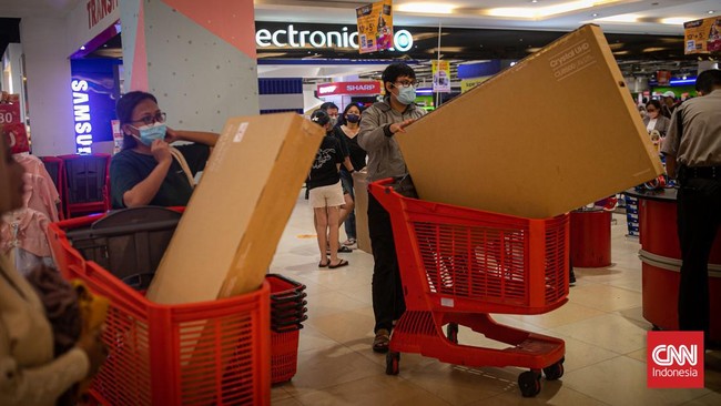 FOTO: Masyarakat Berburu Diskon di Transmart Full Day Sale