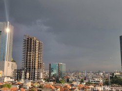 Sedia Payung Rek! Hujan Petir Malam Hari di Surabaya 22 Januari 2024