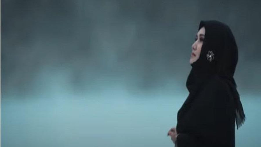 Evie Tamala&comma; penyanyi dangdut&period;