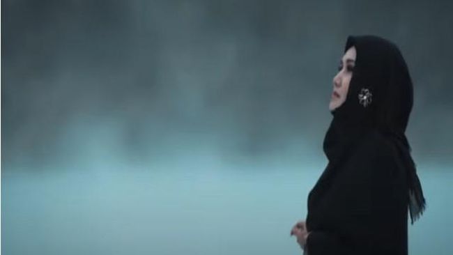 Lirik Lagu Akhir Sebuah Cerita - Evie Tamala