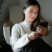 Magernya Kebangetan, 6 Zodiak Ini Tidak Pernah Menghapus Foto Lama dari Galeri Ponselnya!