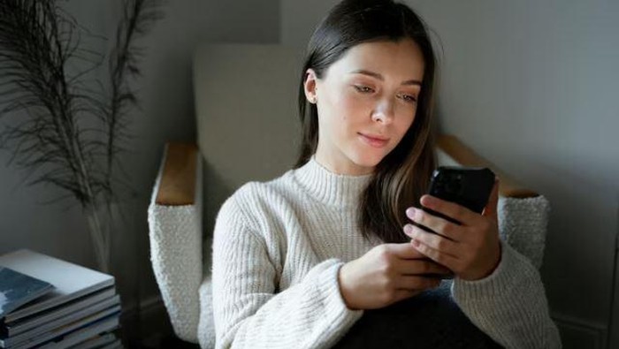 Magernya Kebangetan, 6 Zodiak Ini Tidak Pernah Menghapus Foto Lama dari Galeri Ponselnya!