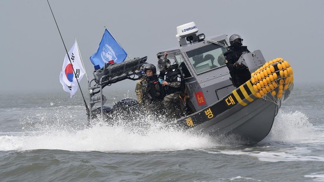 Militer Korea Selatan melepaskan tembakan ke arah kapal Korea Utara yang dianggap melintasi perbatasan laut mereka pada Sabtu (15/4).