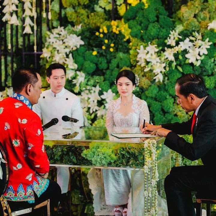 <p>Pengesahan pernikahan Kevin Sanjaya dan Valencia turut dihadiri oleh Presiden Joko Widodo dan istrinya, Iriana Jokowi yang menjadi saksi dalam acara catatan sipil. (Foto: @sylvianalim.photography from Instagram @kevin_sanjaya @valenciatanoe)</p>
