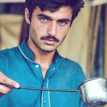 Kisah Arshad Khan, Seorang Pedagang Teh yang Hidupnya Berubah Drastis Setelah Fotonya Viral di Medsos