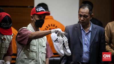 Sepatu Louis Vuitton Yana Mulyana Dibeli Pakai Uang Saku Thailand