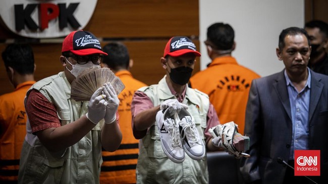 KPK mengamankan barang bukti senilai Rp924,6 juta di OTT Walkot Yana Mulyana, salah satunya adalah sepatu Louis Vuitton.