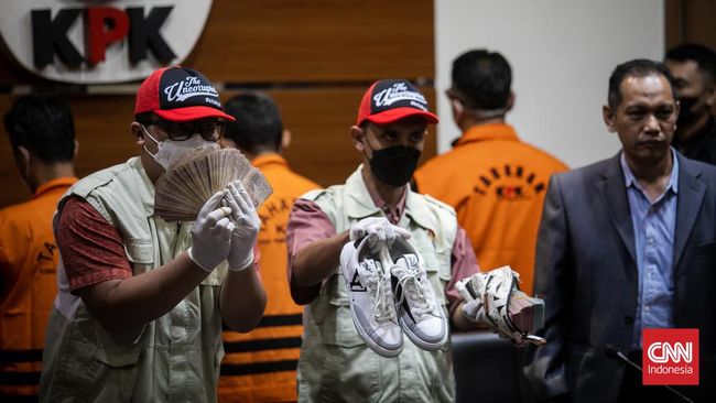 Ini Harga Sneaker Louis Vuitton yang Jadi Barang Bukti Penangkapan Wali  Kota Bandung