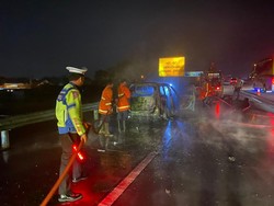 Mobil Pemudik Ludes Terbakar di Tol Mojokerto, Diduga Korsleting Listrik