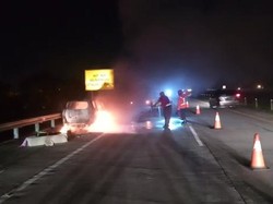 Mobil Pemudik Asal Bojonegoro Ludes Terbakar di Tol Mojokerto