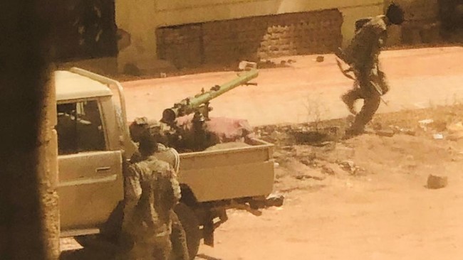 Perang Sudan yang pecah sejak akhir pekan lalu (15/4) menewaskan puluhan orang. Perang disebabkan perebutan kekuasaaan dua faksi utama militer.
