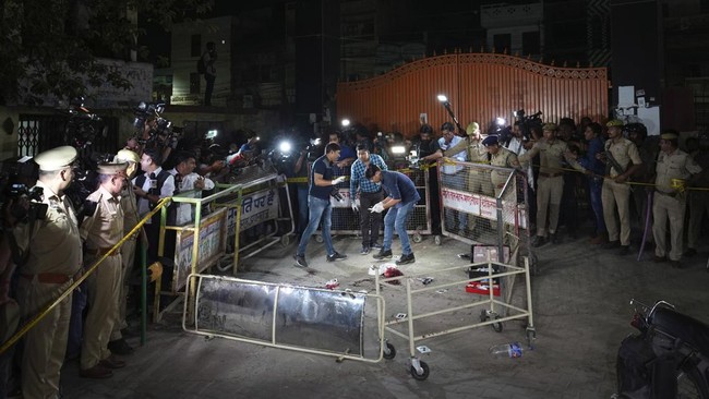 Eks anggota parlemen India Atiq Ahmed dan saudaranya ditembak mati tiga pelaku, saat melakukan pemeriksaan kesehatan di salah satu rumah sakit di Uttar Pradesh.