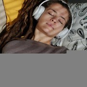 Sulit Tidur di Malam Hari? Yuk, Dengarin 10 Rekomendasi Podcast Pengantar Tidur Ini!