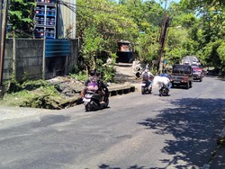 Hati-hati Ton! Banyak Lubang-Bergelombang di Jalan Raya Mambal-Sangeh