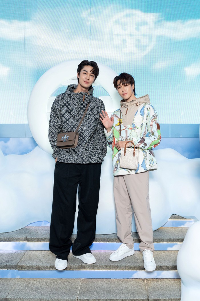 AKtor Thailand Dew Jirawat dan Nani Hirunkit membuktkan bahwa tas Tory Burch pun dapat jadi pelengkap yang stylish bagi pria. Foto: Courtesy of Tory Burch