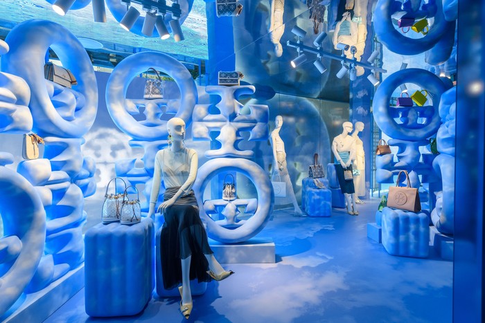 Nuansa surealis yang terinspirasi seniman Rene Margritte jadi tema dari pop up store Tory Burch yang dibuka dari 1-16 April ini. Foto: Courtesy of Tory Burch