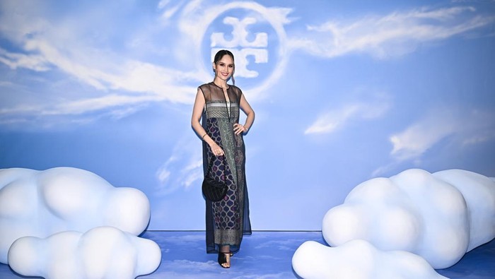 Cinta Laura Kiehl terlihat elegan dalam kombinasi organza dan slip dress dari koleksi musim semi 2023 Tory Burch di acara gala dinner. Foto: Courtesy of Tory Burch