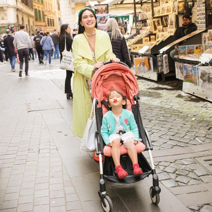 <p>Dalam unggahan yang dia bagikan, Shandy Aulia tampak mengajak putri semata wayangnya itu berkeliling Roma, ibukota Italia. (Foto: Instagram @shandyaulia)</p>