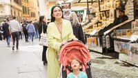 <p>Dalam unggahan yang dia bagikan, Shandy Aulia tampak mengajak putri semata wayangnya itu berkeliling Roma, ibukota Italia. (Foto: Instagram @shandyaulia)</p>