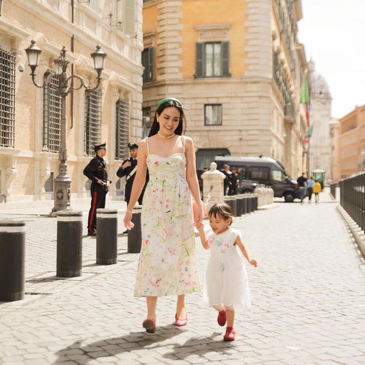 <p>Shandy melayangkan gugatan cerai ke Pengadilan Negeri Jakarta Selatan saat ia berada di Paris, Bunda. Ia sedang menikmati liburan bersama sang putri, Claire Herbowo. (Foto: Instagram @shandyaulia)</p>