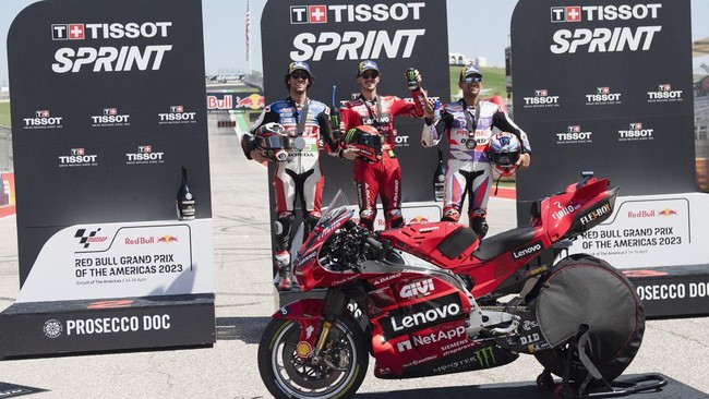 Terungkap obrolan Alex Rins dengan Francesco Bagnaia bahwa pembalap LCR Honda itu hampir membuat Pecco out saat Sprint Race MotoGP Amerika 2023.