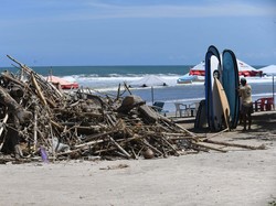 Turis Asing Ogah Latihan Surfing di Bali, Air Lautnya Dikeluhkan Kotor!