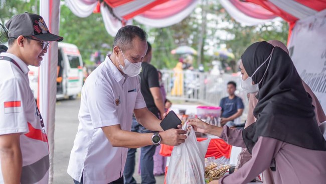 Kementerian BUMN bersama Telkom melakukan safari Ramadan 1444 H di Taman Kota Kapet, Tanah Bumbu, Kalimantan Selatan dengan membagikan 1000 paket sembako murah.