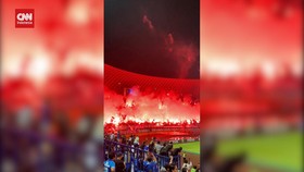 VIDEO: Detik-detik GBLA Tertutup Asap Flare Usai Persib vs Persikabo