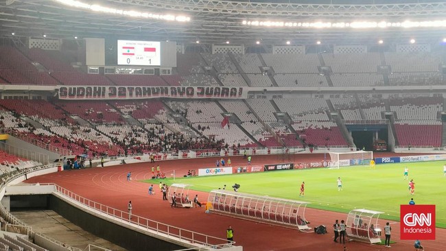Spanduk bertuliskan "Sudahi 32 tahun, ayo juara!" terpampang di Stadion Utama Gelora Bung Karno saat Timnas Indonesia U-22 menjamu Lebanon, Minggu (16/4).
