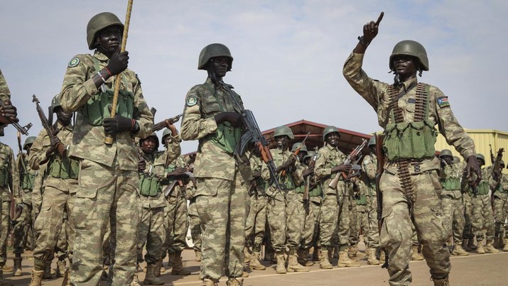 Upaya kudeta terjadi di Sudan. Pihak paramiliter Rapid Support Forces (RSF) mengklaim telah menguasai istana kepresidenan dan bandara Khartoum. (AP/Samir Bol)