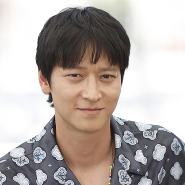 Sosok Kang Dong Won, Aktor yang Diisukan Pacaran dengan Rose BLACKPINK