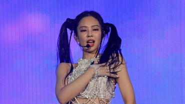 img-title Rok Tersangkut di Sepatu, Aksi Jennie Blackpink di Coachella Tuai Pujian