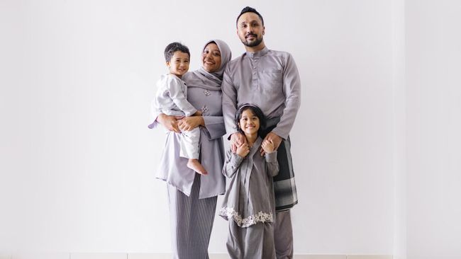 Saatnya pilih dress code Lebaran. Ingat, dress code bukan baju kembaran. Semuanya biar tak ada satu anggota keluarga yang ogah pakai karena tak suka warnanya.