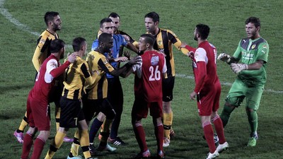 Duel Liga Israel antara Bnei Sakhnin vs Beitar Jerusalem diwarnai kerusuhan suporter dengan petugas keamanan di Stadion HaMoshava, Senin (17/4) dini hari WIB.