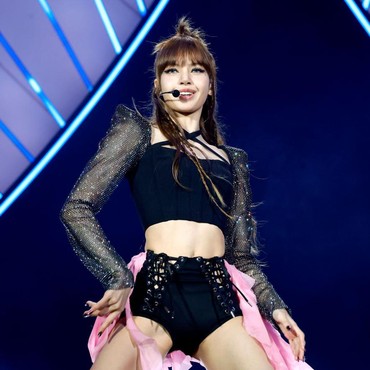 Lisa BLACKPINK Disawer Dollar Saat Nyanyikan 'Money' di Coachella 2023