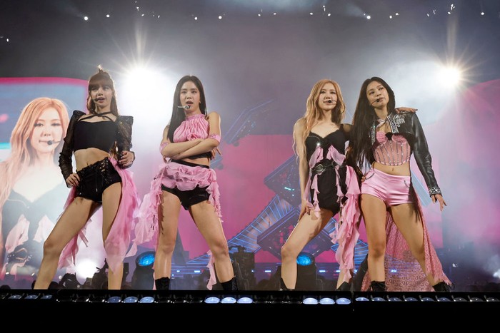 Tampil di Coachella 2023, Blackpink bergaya stylish dalam balutan busana yang feminin kreasi Dolce & Gabbana. Foto: Getty Images for Coachella/Frazer Harrison
