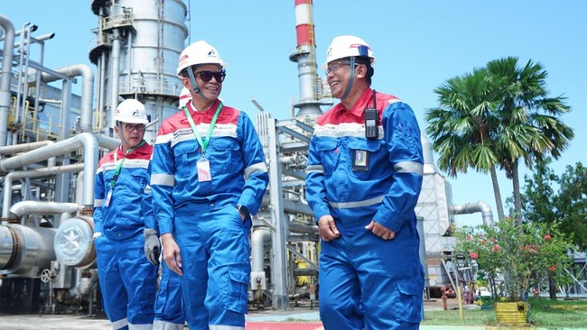 Menyambut Lebaran, Pertamina memastikan kesiapan operasional Kilang Plaju di Palembang untuk menjaga pasokan BBM yang stabil dan andal.