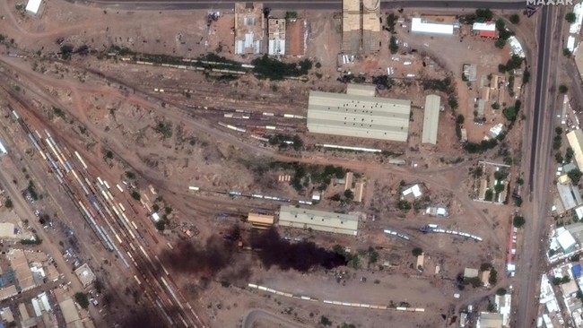 Amerika Serikat menutup sementara kedutaan besar di Khartoum, Sudan, menyusul perang saudara yang makin membara di ibu kota dan telah memasuki pekan kedua.