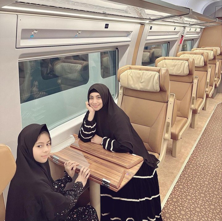 <p>Meski masih berusia 9 tahun, Elif mulai menarik perhatian publik dengan parasnya yang cantik dan memesona, lho. (Foto: Instagram @siti_perk)</p>